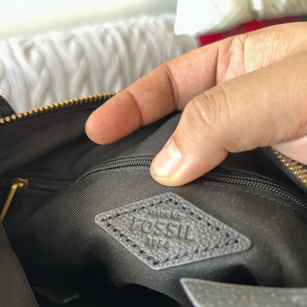 Fossil Black Crossbody Bag with Minimalist Design - Picture 3 of 5